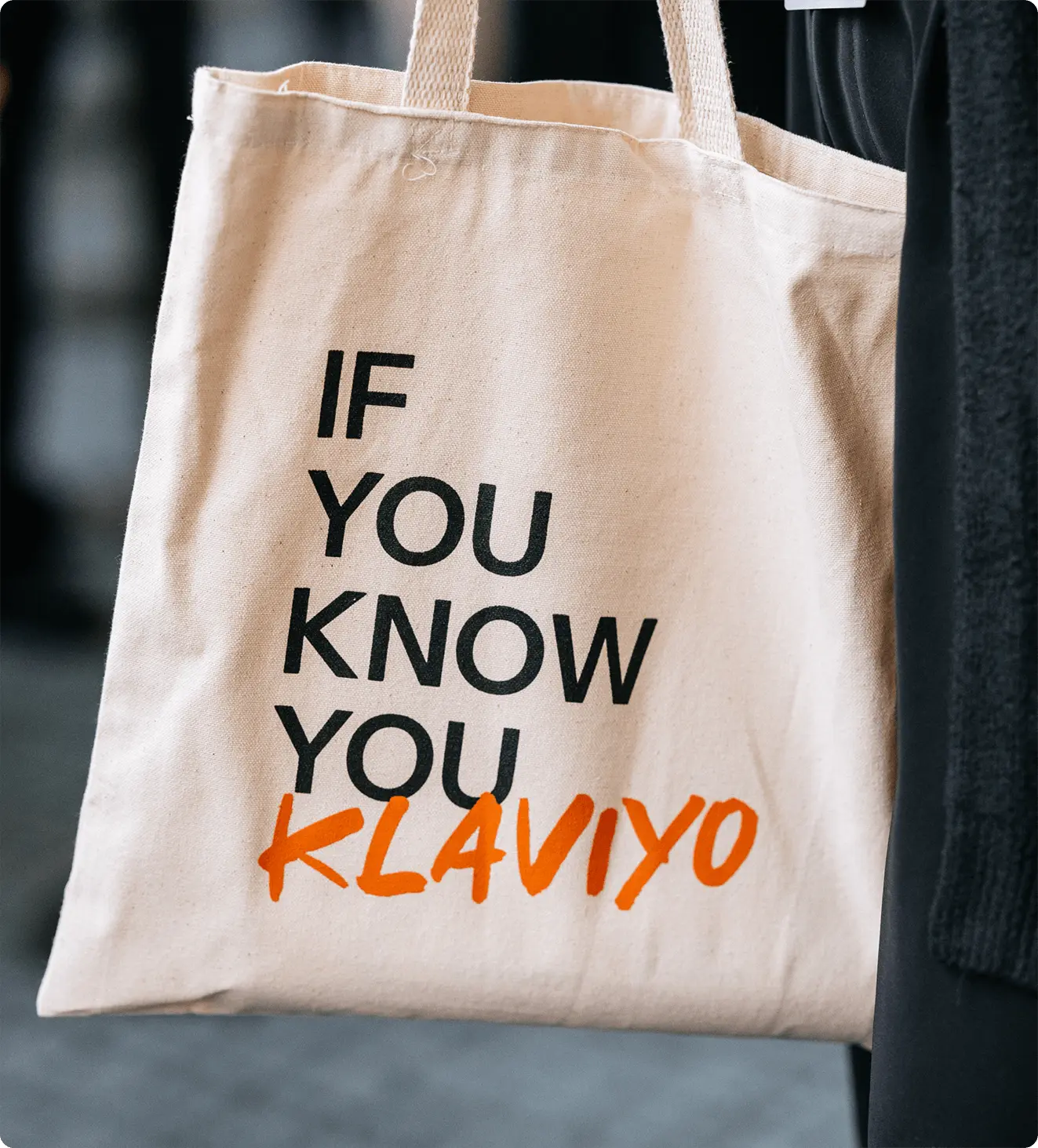 Tote bag with the text "IF YOU KNOW YOU KL4VIYO" in black and orange letters.