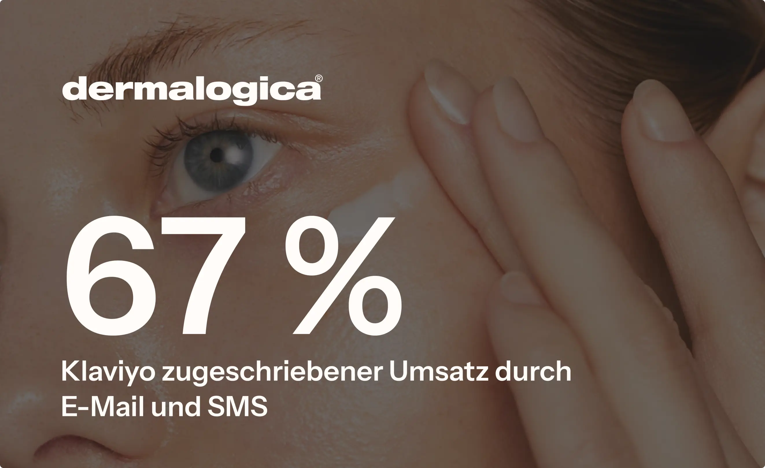 Dermalogica-Logo über einem Gesicht, das Hautpflege aufträgt, mit Text: "67 % Klaviyo zugeschriebener Umsatz durch E-Mail und SMS".