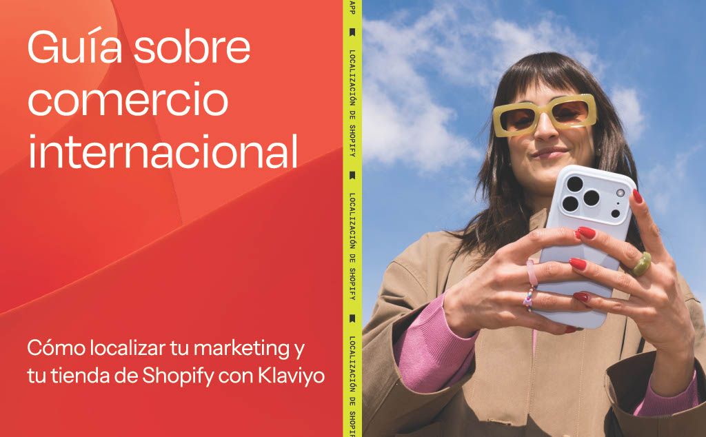 A smiling woman in yellow sunglasses holds a white smartphone, next to text on a red background reading "Guía sobre comercio internacional" and "Cómo localizar tu marketing y tu tienda de Shopify con Klaviyo." A yellow bar with "LOCALIZACIÓN DE SHOPIFY APP" is visible vertically.