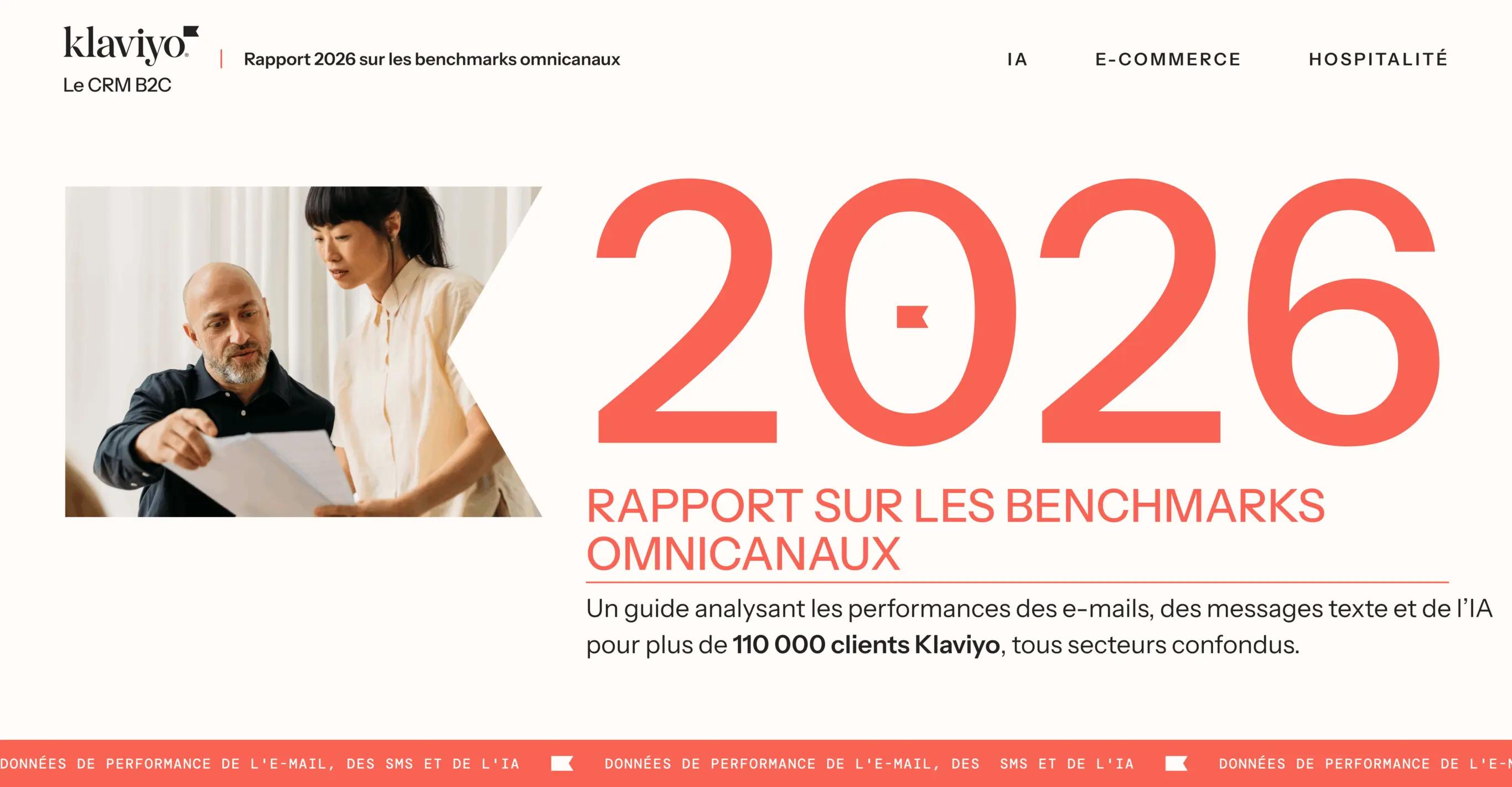 Klaviyo logo, texte "Rapport 2026 sur les benchmarks omnicanaux", deux personnes examinant des documents.