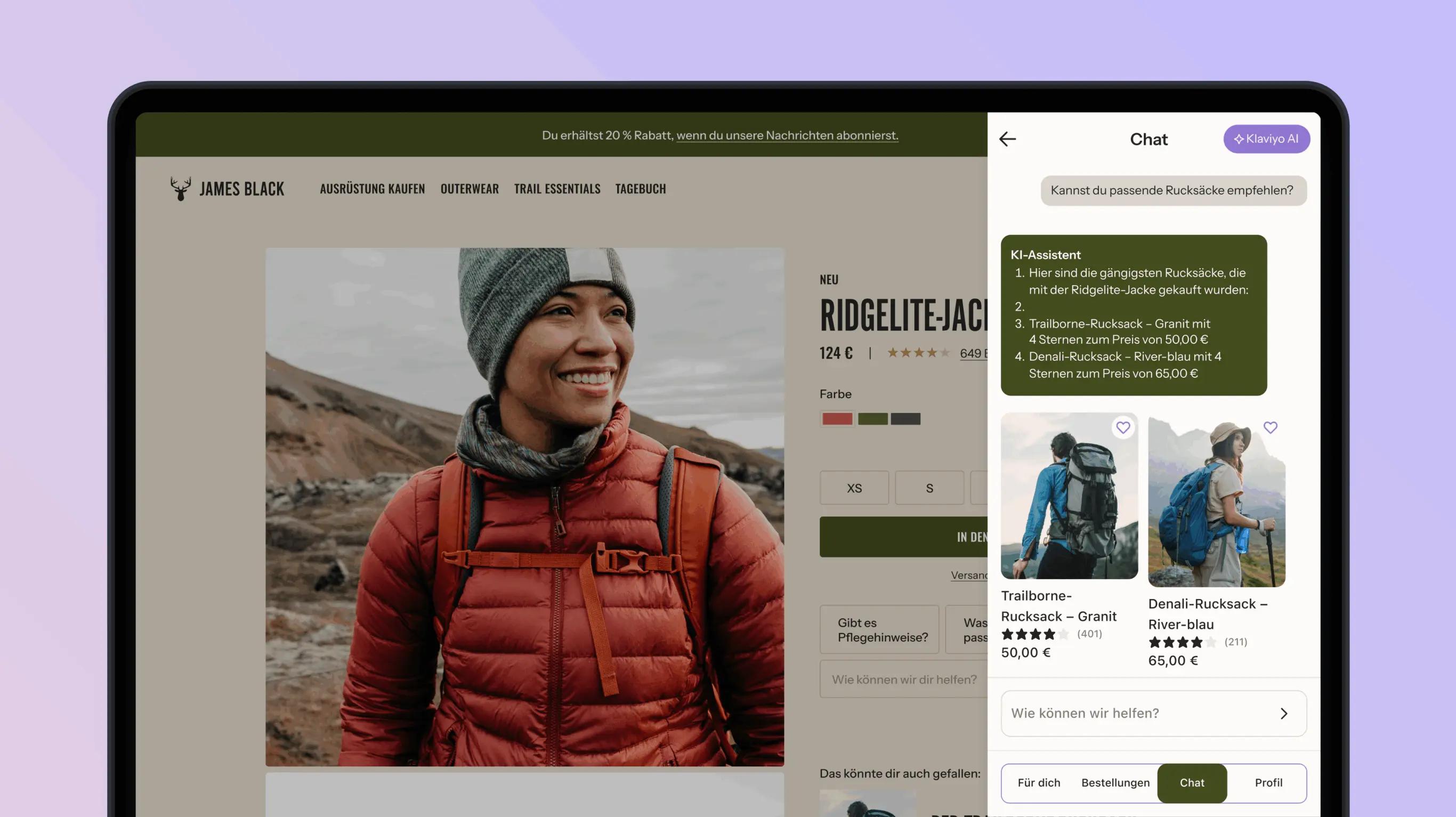 Tablet zeigt eine Outdoor-Bekleidungs-Website mit einem Chatfenster, in dem ein KI-Assistent Rucksackempfehlungen gibt.