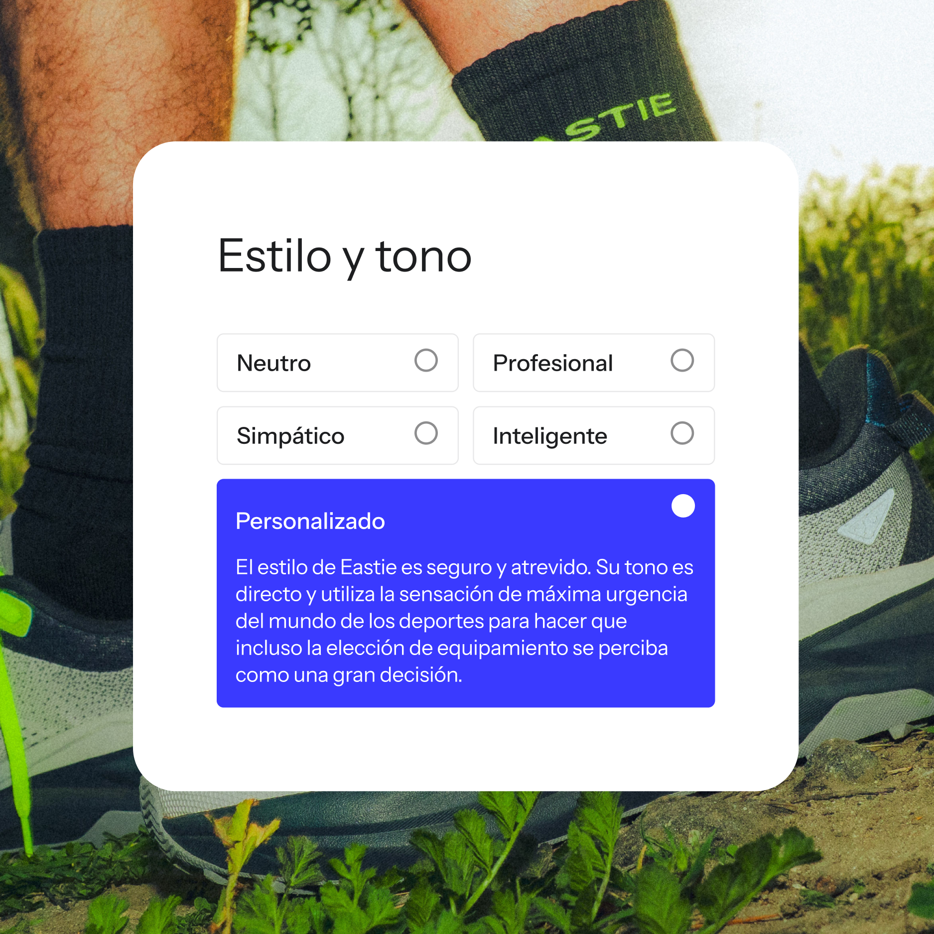 A modal window for "Estilo y tono" (Style and tone) with "Personalizado" (Customized) selected and its description visible over a person's legs with athletic shoes.