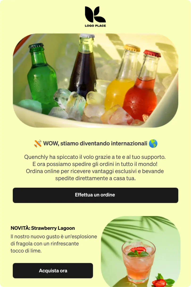 Bottiglie colorate in un secchio di ghiaccio, testo promozionale di Quenchly e nuova bevanda "Strawberry Lagoon" con fragola e lime.