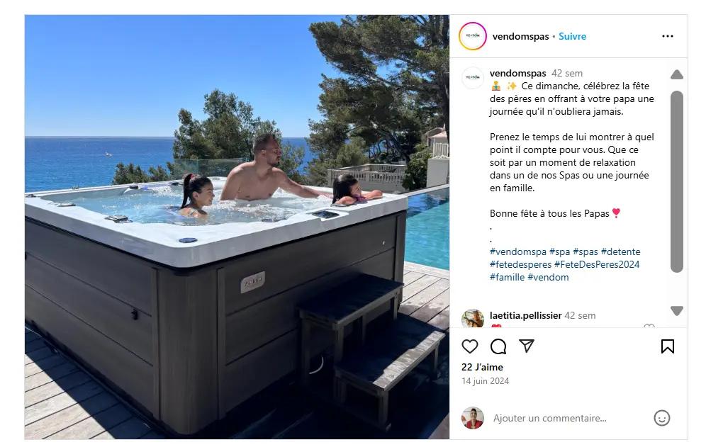 Un père et ses deux enfants profitent d’un moment de relaxation dans un jacuzzi extérieur avec vue sur la mer, publié par la marque Vendom Spas à l’occasion de la fête des pères 2024.