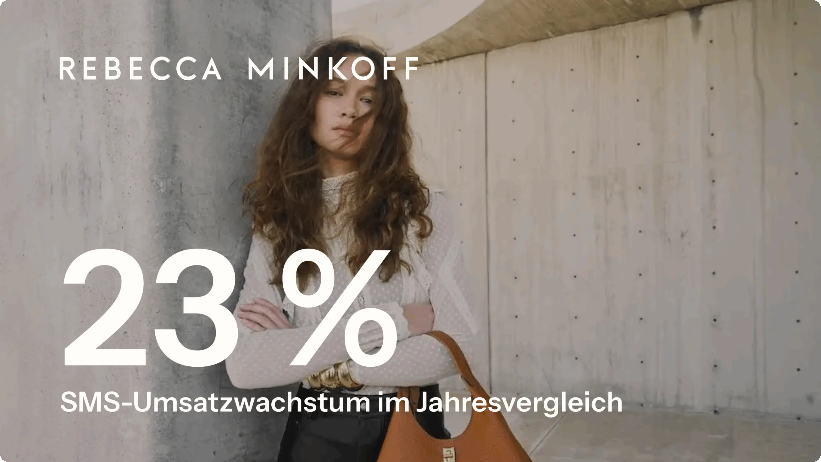 Frau mit braunem Haar hält eine braune Tasche. Text: "Rebecca Minkoff, 23% SMS-Umsatzwachstum im Jahresvergleich".