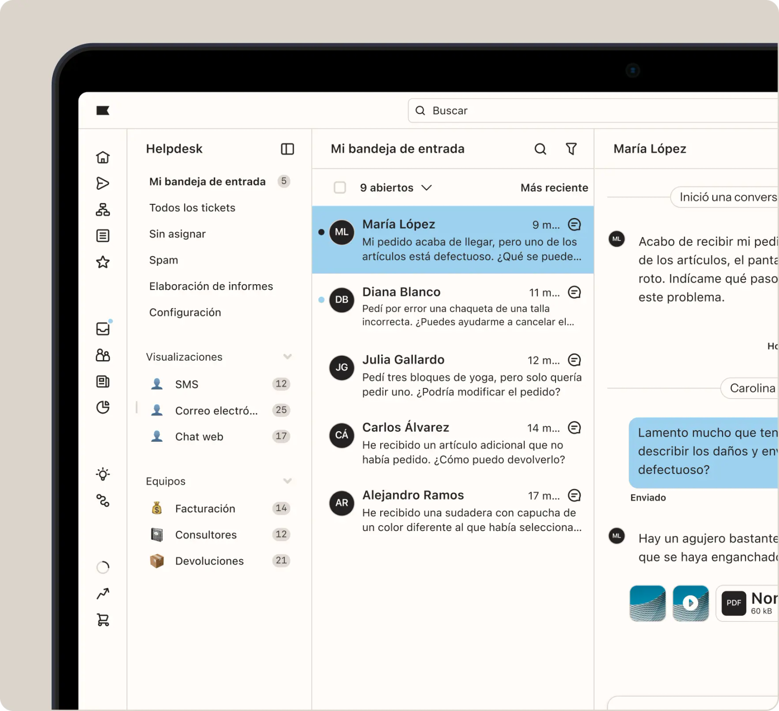 La imagen muestra la bandeja de entrada de Helpdesk: a la izquierda, las vistas por canal, «SMS», «Correo electrónico» y «Chat web», y por equipos; en el centro, 9 consultas abiertas de distintos clientes; a la derecha, la conversación seleccionada, con la respuesta de la agente y los adjuntos.
