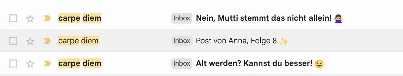 E-Mail-Posteingang mit drei Betreffzeilen: "Nein, Mutti stemmt das nicht allein! 🤷♀️", "Post von Anna, Folge 8 ✨", "Alt werden? Kannst du besser!