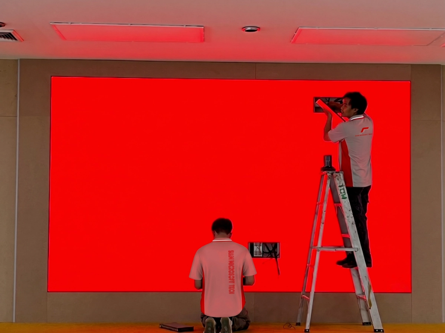 ทีมช่างติดตั้งโมดูล LED พร้อมทดสอบสีแดง ณ ห้องพิธีการ