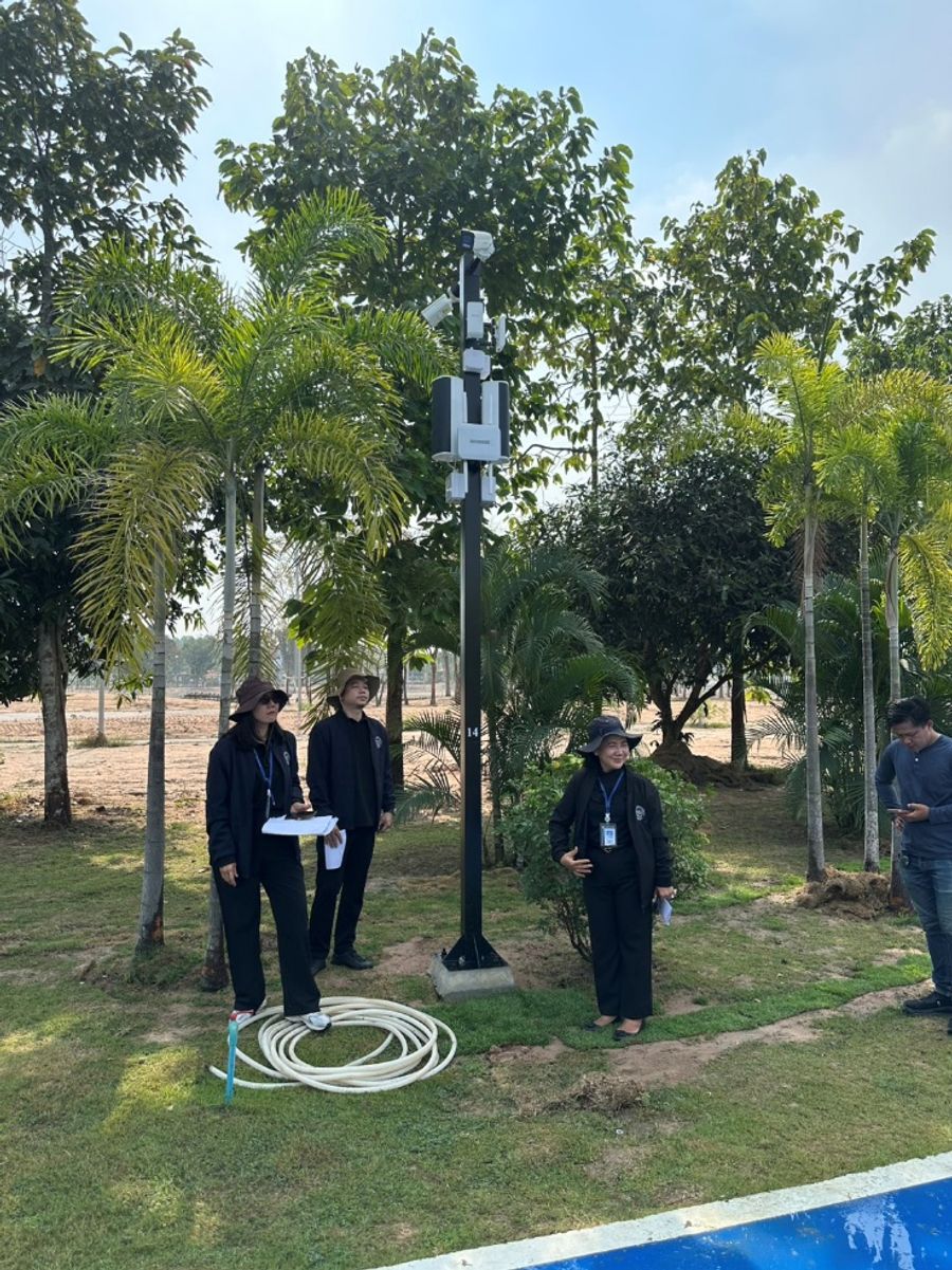 เสากล้องวงจรปิดกลางแจ้งพร้อมอุปกรณ์ Hikvision ในพื้นที่สวนสาธารณะ