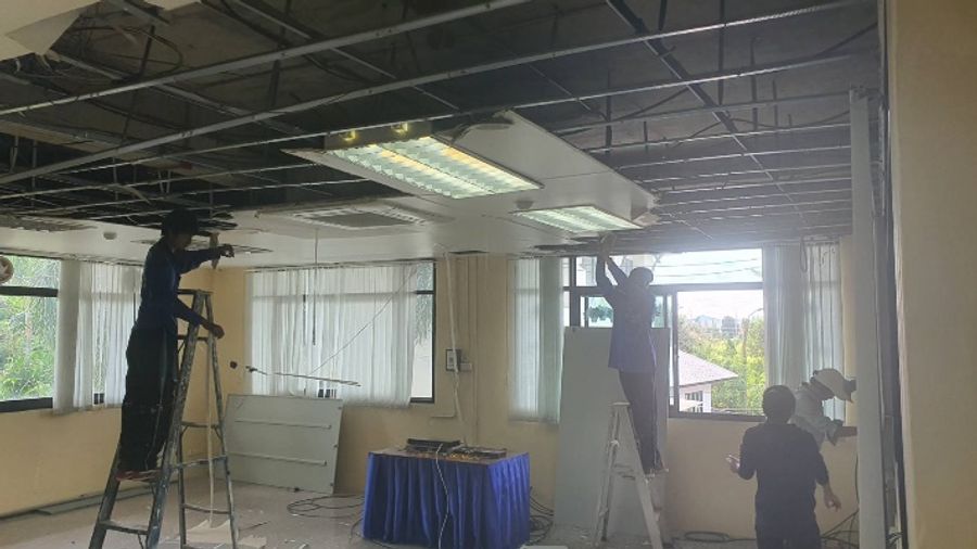 งานปรับปรุงฝ้าเพดานและระบบแสงสว่างใหม่ภายในห้องประชุม