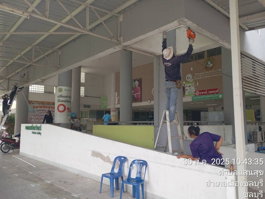 ทีมช่างดำเนินการติดตั้งกล้องวงจรปิด Hikvision ในพื้นที่อาคารสาธารณะ จ.ชลบุรี