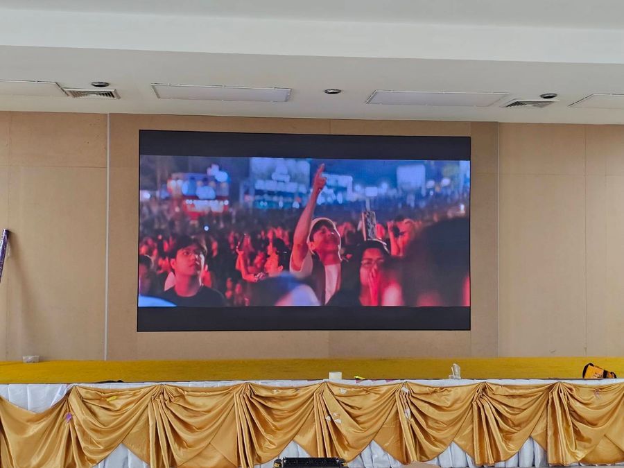 จอ LED Indoor LAMPRO ที่ติดตั้งเสร็จสมบูรณ์ แสดงผลความคมชัดสูงภายในห้องพิธีการ