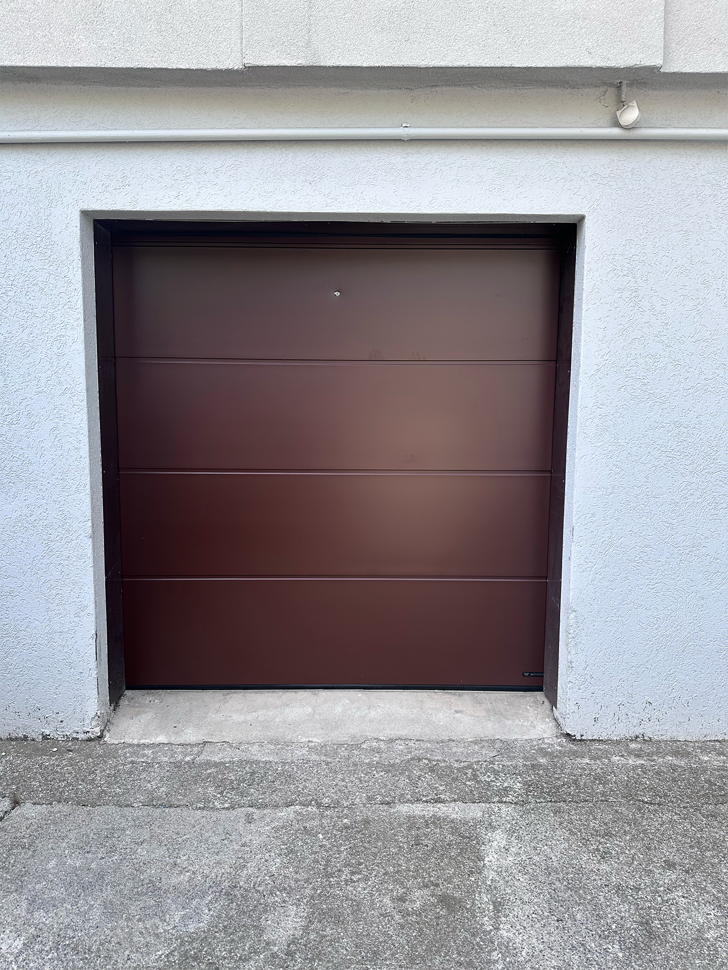 Portone Sezionale Coibentato Wiśniowski Installato su Garage