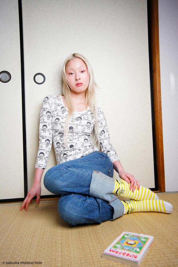 Girl sitting on a tatami floor wearing the Chibi Maruko Chan Playtime Top