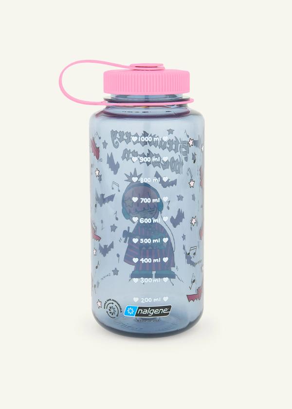 Back view of 1000ml / 32oz Sustain Nalgene wide-mouth water bottle. Smoke grey bottle with deadstock bubblegum pink cap and Gothic Melody artwork.