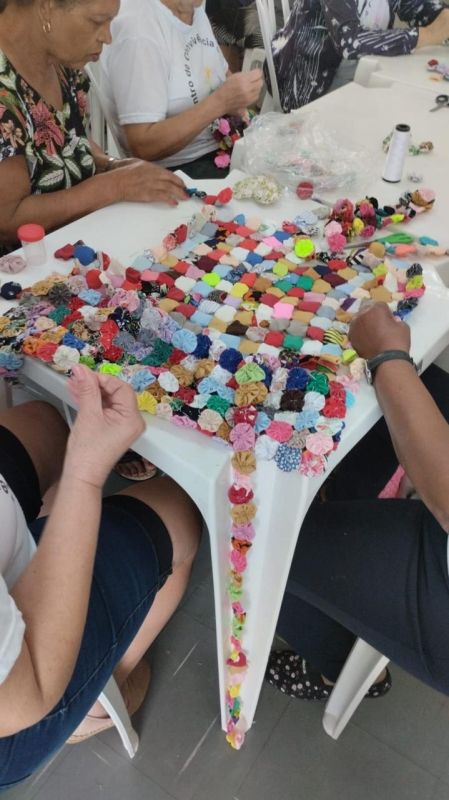 Idosos costurando fuxicos no Projeto Retalhos de Afeto em Dracena.