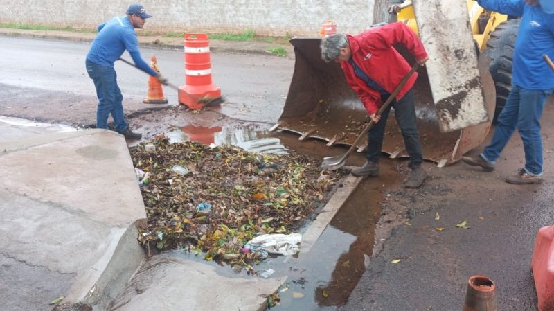 Equipes do Almoxarifado de Andradina realizam limpeza preventiva em grelhas de captação de águas pluviais