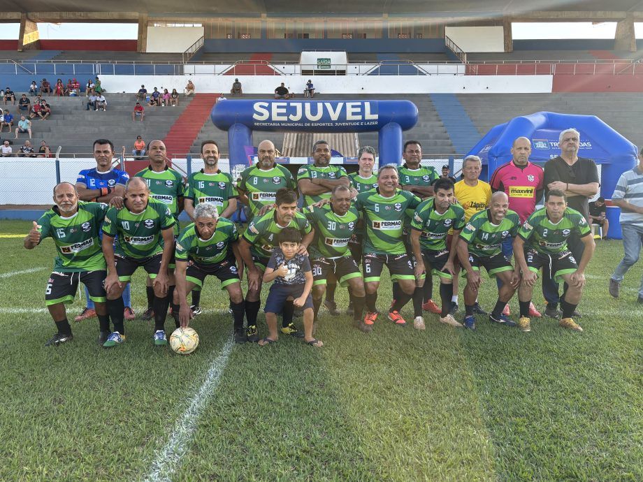 Jogadores do Mais Tintas / OT Marrucos celebram vitória no Campeonato Sênior 55+