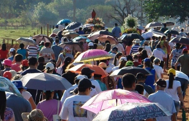Procissão Bom Jesus da Lapa em Andradina, fiéis caminham na estrada vicinal.