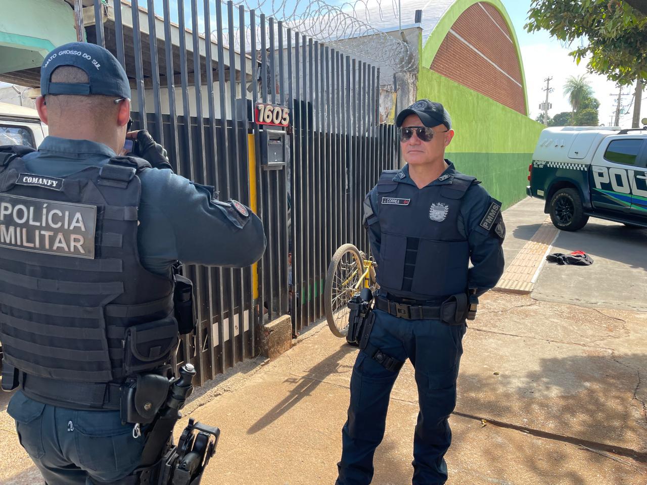 Policiais apreendem drogas e bicicletas em operação perto de escola em MS.