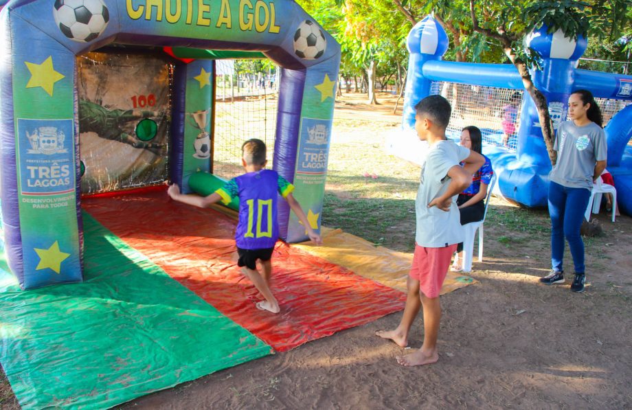 Crianças brincando em brinquedos infláveis gratuitos em Três Lagoas.