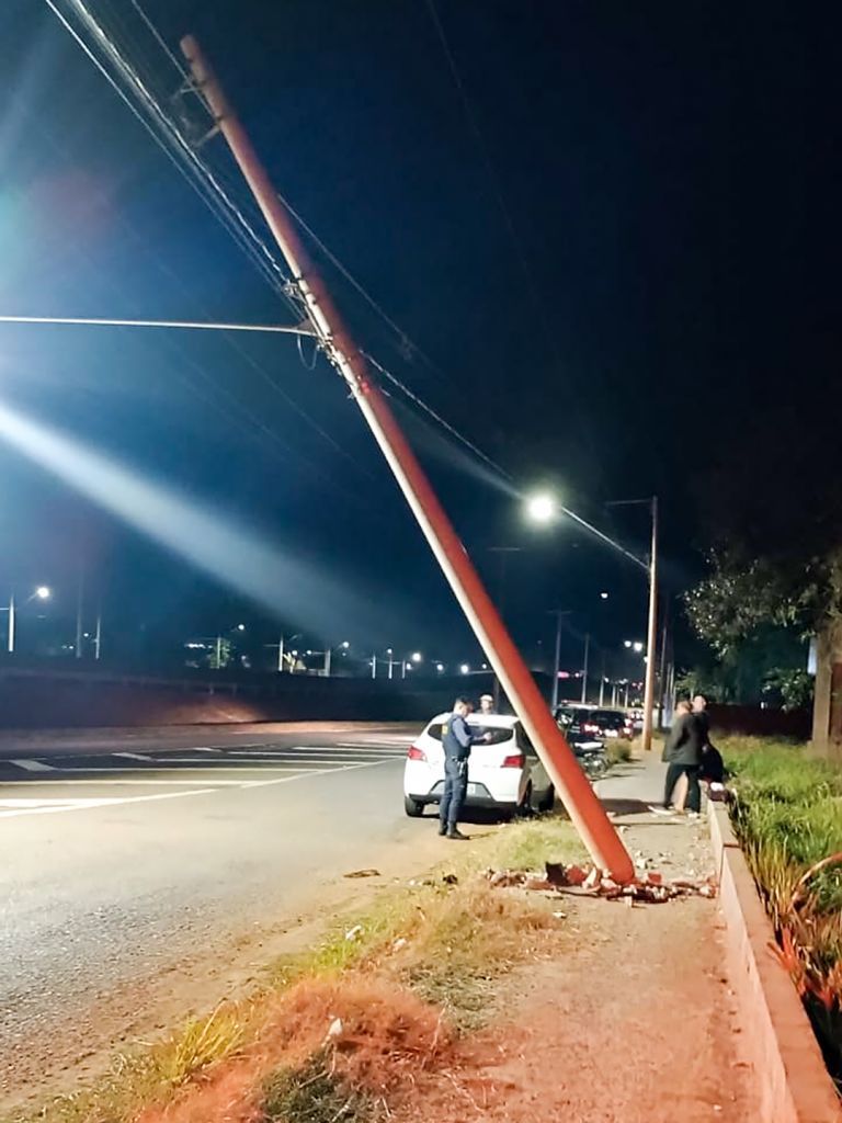 Carro danificado após colisão com poste em Araçatuba; motorista embriagado.