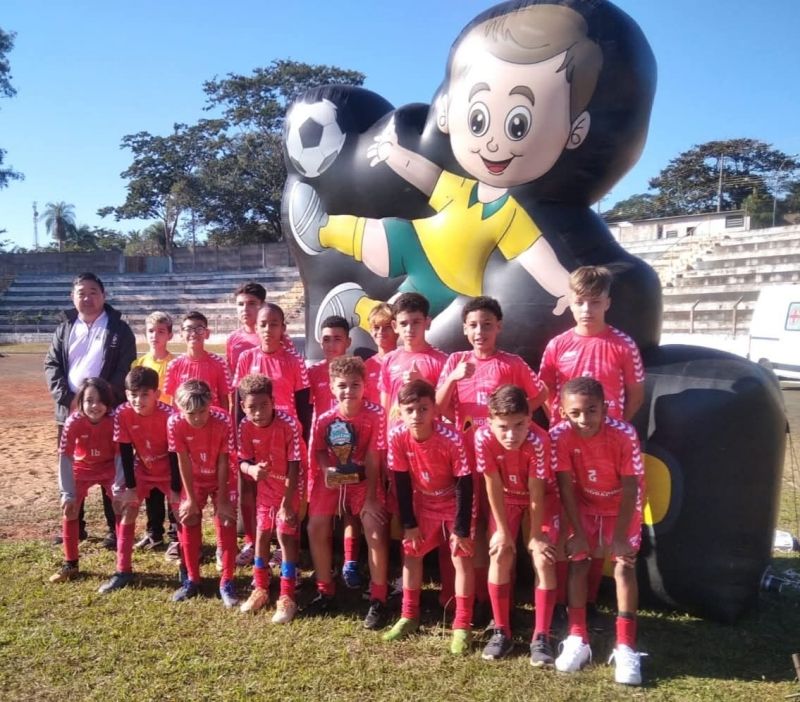 Jogadores do Andradina Sub-11 comemoram vitória na Ilha Cup 2025 com troféu.