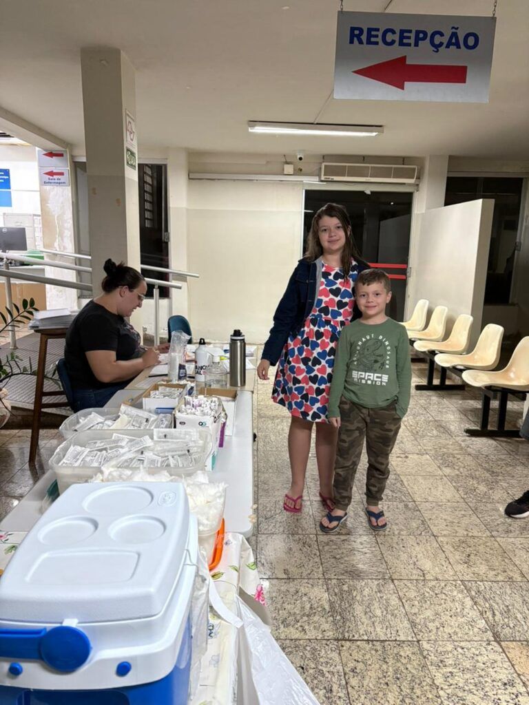 Vacinação dengue e gripe em Pereira Barreto, crianças e adultos recebendo imunização.