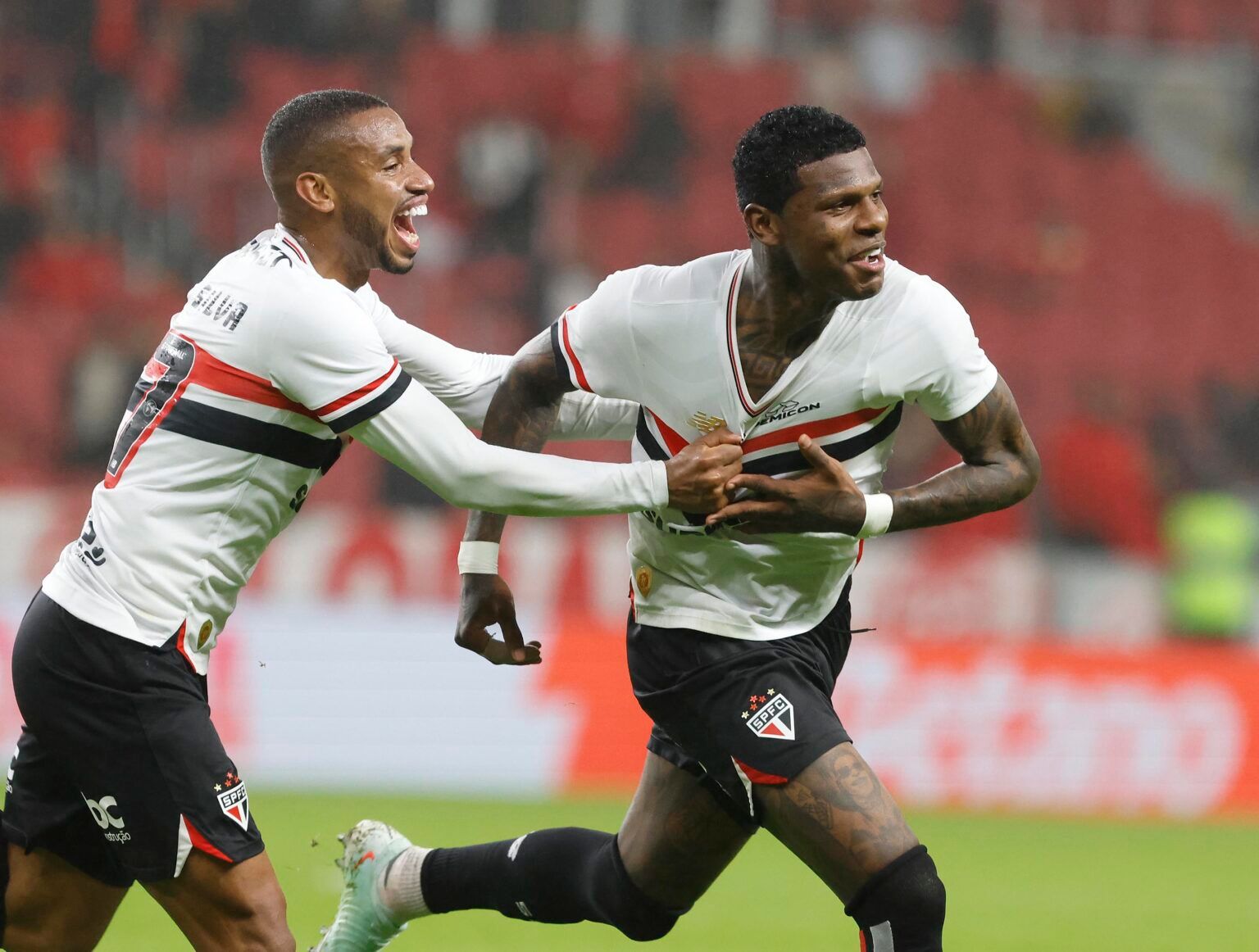 São Paulo vence Inter com gols de estrangeiros no Beira-Rio
