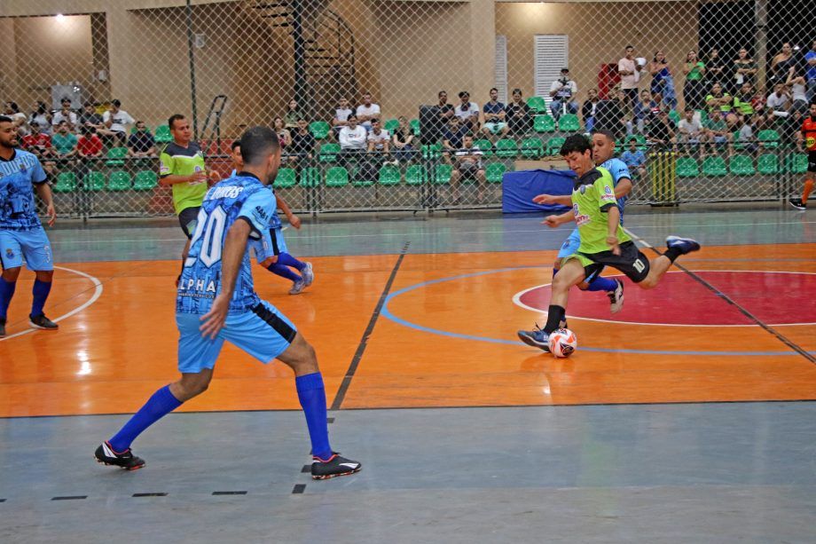 Jogadores do X1 Jari comemoram vitória na final da Série B de Futsal 2025.