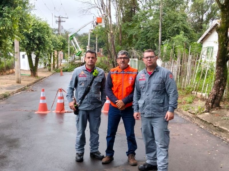 Defesa Civil e Limpeza Pública de Dracena realizam retirada preventiva de árvores na Rua Marechal Deodoro