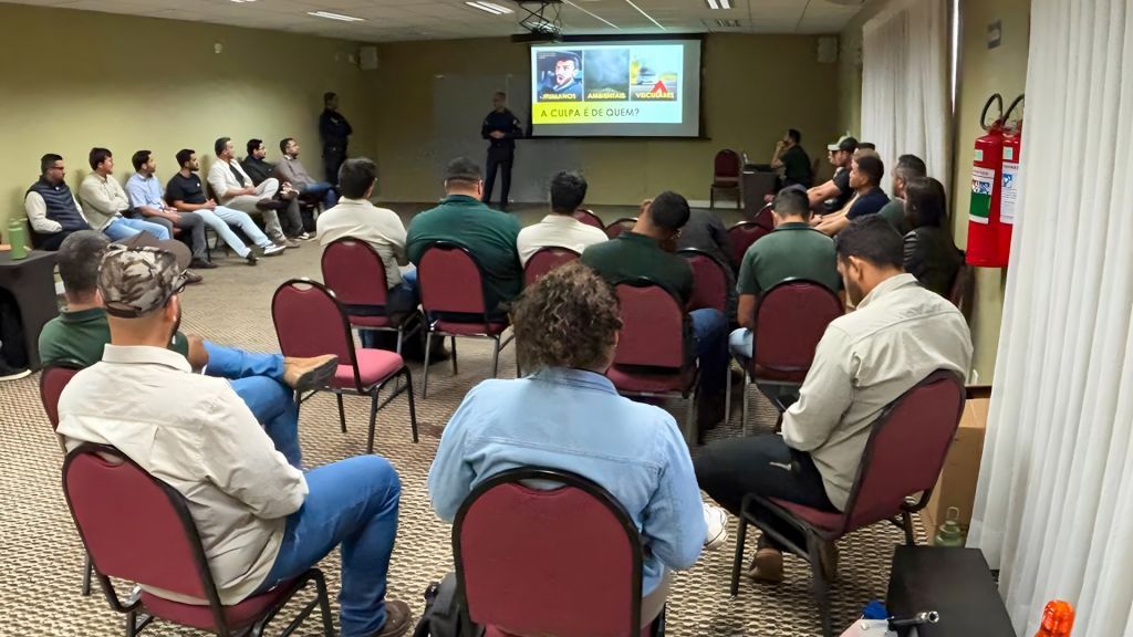 Guardas civis municipais instruem motoristas em direção defensiva em Araçatuba.