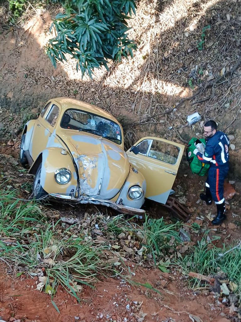 Carro acidentado em córrego na Avenida Dois de Dezembro, Araçatuba.