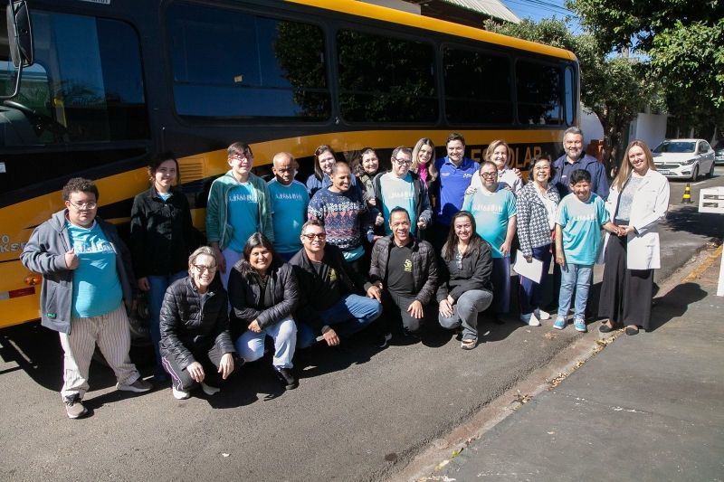 Ônibus adaptado da APAE Andradina com plataforma elevatória para cadeirantes.