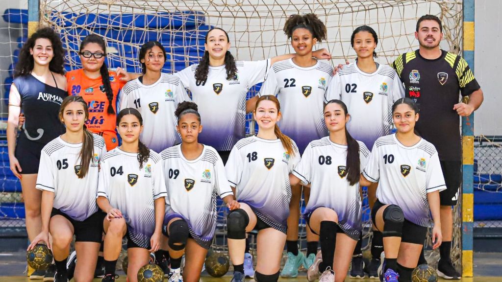 Jogadoras de Araçatuba comemoram vitória na Liga Regional de Handebol.