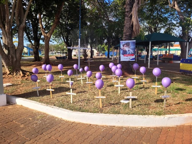 Cruz simbolizando feminicídio na Praça da Matriz em Castilho, Agosto Lilás.