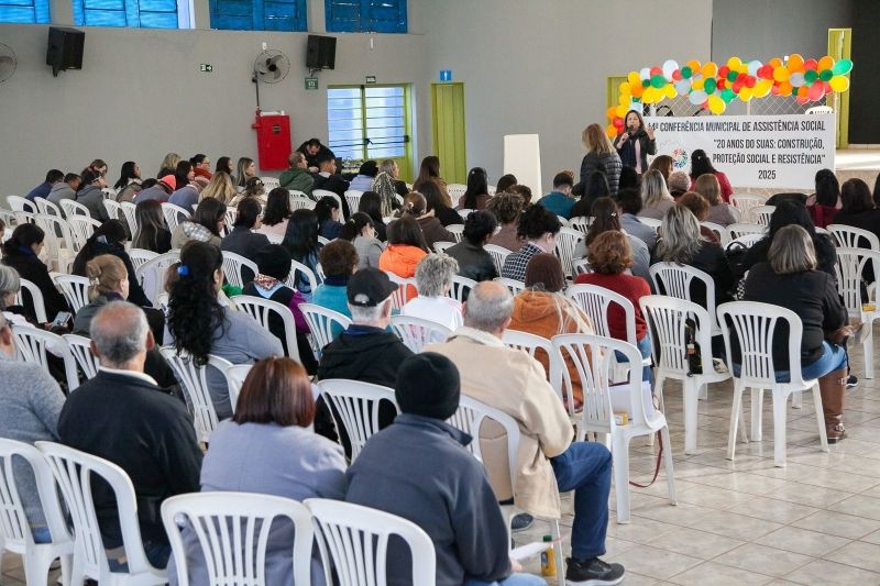 Dra. Silvia Aline Silva Ferreira ministra palestra sobre os 20 anos do SUAS na Conferência Municipal de Assistência Social de Andradina.