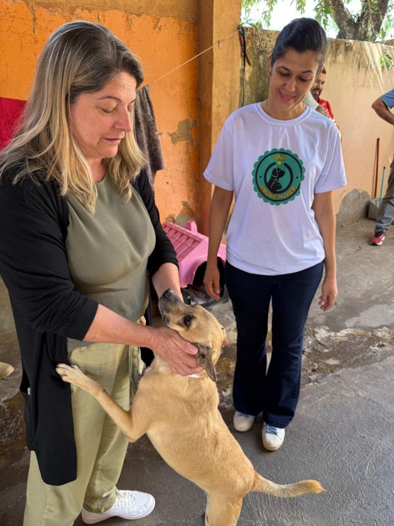 Entrega de ração a ONGs de Araçatuba com presença de autoridades locais.