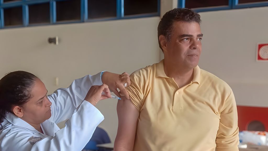 Equipe de saúde aplicando vacina contra gripe em evento no Sest/Senat Araçatuba.