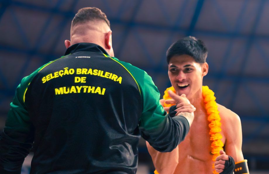 Atletas do CT Lycans Club celebram vitórias no Kombat Festival.