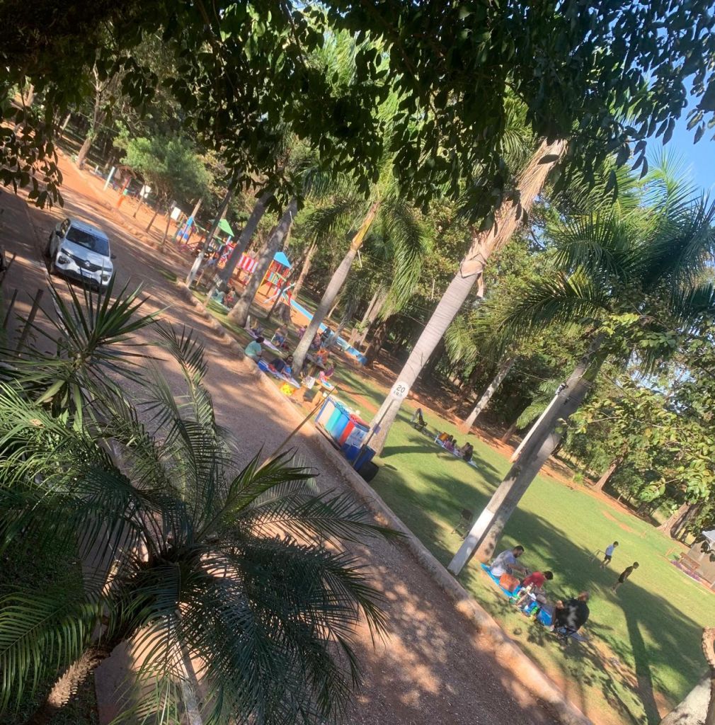 Crianças brincando no playground do Parque da Fazenda, Araçatuba.