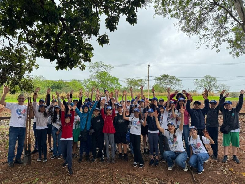 Crianças de Andradina plantam 15 árvores em ação de preservação ambiental promovida pelo Projeto JUAD