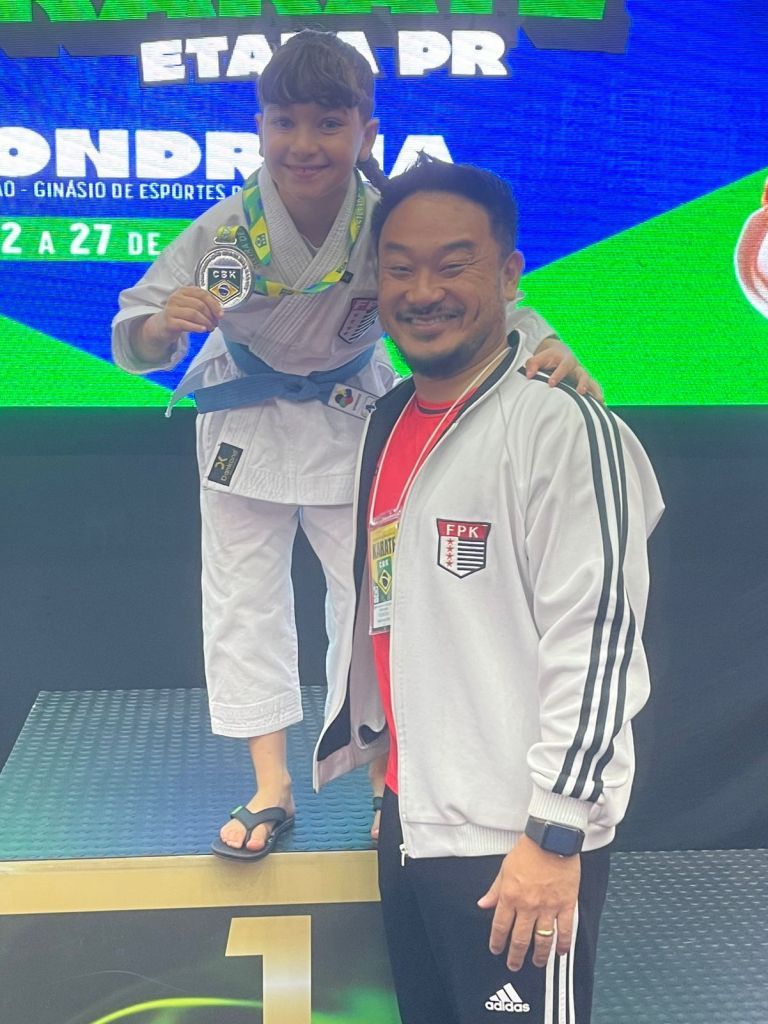 Equipe Hisatugo celebra medalhas no Campeonato Brasileiro de Karatê em Londrina.