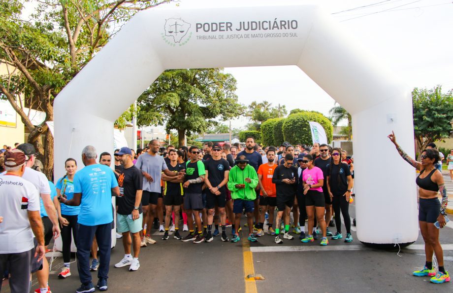 Crianças e adultos na caminhada inclusiva do Treinão dos Poderes em Três Lagoas.