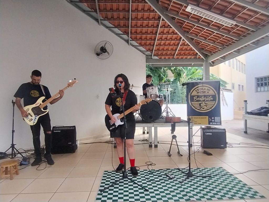 Banda Maxixe Al Dente toca rock nacional na Praça João Pessoa, Araçatuba.