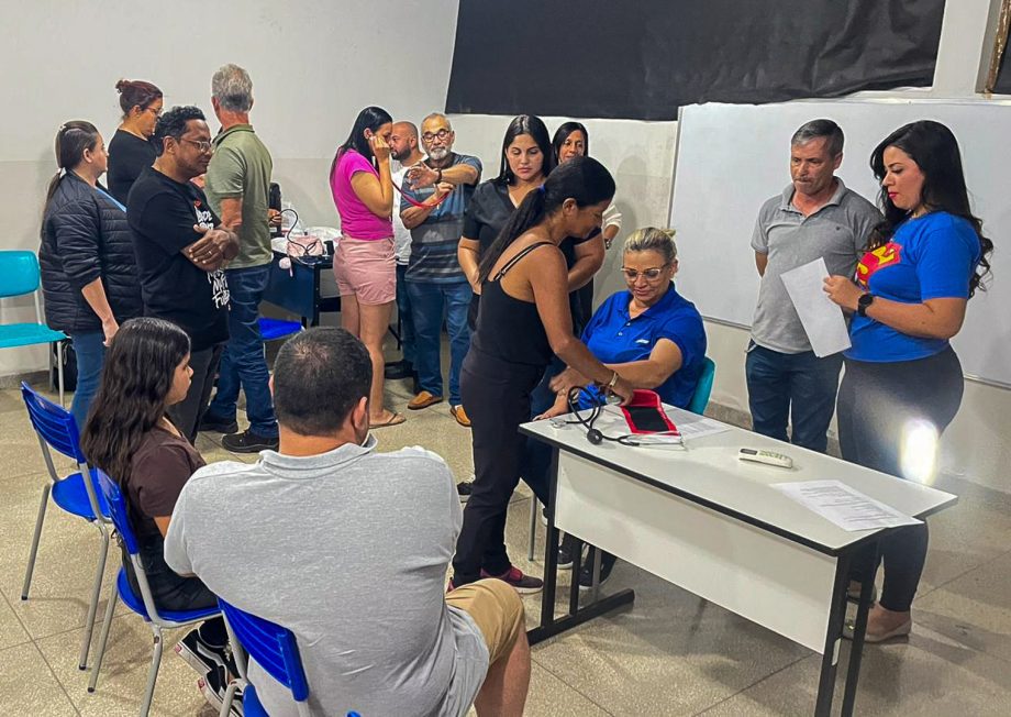 Enfermeira Tatiane Borges ensina aferição de pressão a voluntários em Três Lagoas.
