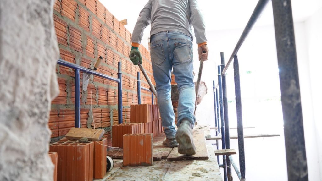 Operários trabalham na construção do novo Pronto-Socorro de Araçatuba