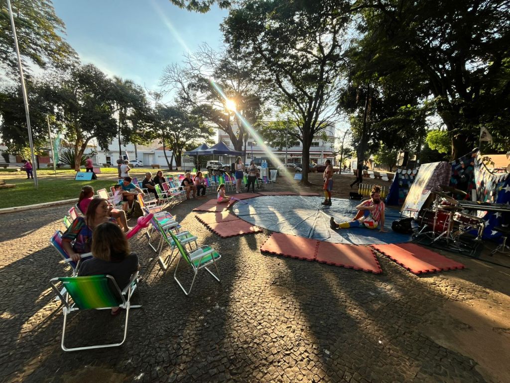 Espetáculo circense Rosa dos Ventos no Sesc na Praça, Araçatuba.