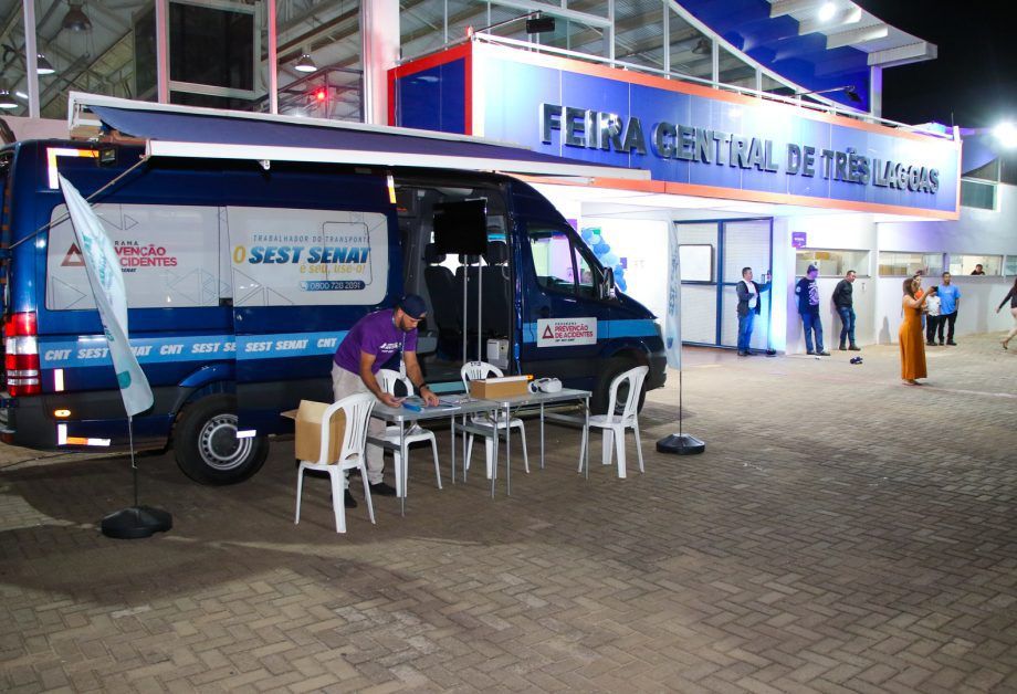 Exposição de carros antigos na Feira Central de Três Lagoas, Dia dos Pais.
