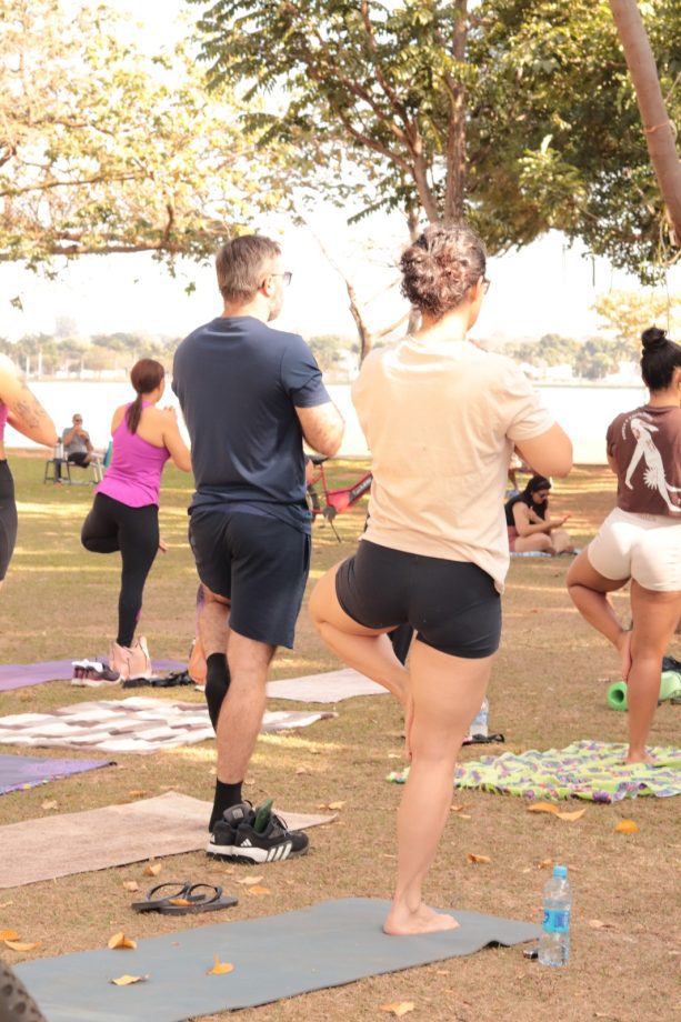 Professor Odair Campos conduz aula de yoga no evento "A Rua é Nossa" em Três Lagoas.